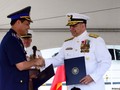 Chuẩn đô đốc Tuần duyên Mỹ Michael J. Haycock (phải) bắt tay với Trung tướng Nguyễn Quang Đạm, Tư lệnh Cảnh sát biển Việt Nam, trong buổi lễ bàn giao tàu ngày 25/5 tại Hawaii
