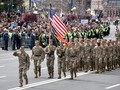 Binh sĩ NATO diễu binh tại Ukraine
