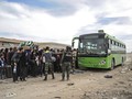 Phe thánh chiến đầu hàng lũ lượt lên xe buýt rời khỏi Đông Ghouta trong những ngày gần đây