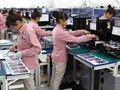 Nữ công nhân Việt Nam trong nhà máy sản xuất của Samsung