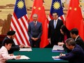 Thủ tướng Malaysia Mahathir Mohamad và thủ tướng Trung Quốc Lý Khắc Cường chứng kiến lễ ký kết nhiều văn kiện hợp tác song phương tại Bắc Kinh ngày 20/8