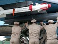Binh sĩ Nga lắp vũ khí lên chiến đấu cơ trước giờ xuất kích tại chiến trường Syria