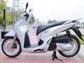 8 tháng sau khi xuất hiện tại triển lãm Vietnam Motorcycle Show 2016, mẫu scooter cao cấp Honda SH 300i ABS nhập khẩu từ Italy đã được bán chính hãng ở Việt Nam.