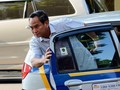 Thứ trưởng Nguyễn Hữu Chí bước xuống từ taxi.