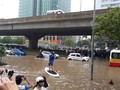 Người dân chèo thuyền trên đường vành đai 3 trong trận mưa ngày 25/5/2016