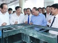 Thủ tướng thăm một mô hình nuôi tôm
