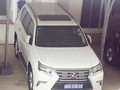 Một trong hai chiếc xe Lexus được tặng