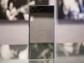 Sony vừa cho ra mắt 4 smartphone mới tại sự kiện MWC. Những ai chờ đợi vào thiết kế mới mẻ, đột phá cho các sản phẩm cao cấp sẽ phải thất vọng. Tuy nhiên, không vì thế mà Xperia XZ Premium - model cao cấp nhất của Sony - là di động nhàm chán. Ngược lại, n
