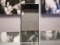 Thiết kế vỏ chrome bóng loáng của XZ Premium dù đẹp nhưng rất dễ bám vân tay. Ảnh:The Verge.