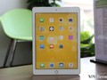 iPad 9.7 2017 thừa hưởng thiết kế của iPad Air 2 nên phần khung bao quanh màn hình thon gọn hơn các thế hệ trước.