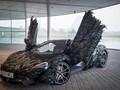 Để hoàn thành việc phủ lông vũ lên thân, những người thợ của McLaren đã phải làm việc thủ công trong hơn 300 giờ, lâu hơn cả thời gian sản xuất xe.
