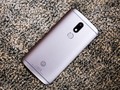 Moto M là mẫu Android 2 sim tầm trung nằm cùng phân khúc với F1s 2017 và Galaxy J7 Prime. Máy có thiết kế chắc chắn với vỏ kim loại nguyên khối, mặt lưng được bo cong nhiều về hai bên. Chất lượng hoàn thiện bên ngoài tốt hơn hai model tới từ Samsung và Op