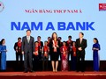 Bà Trần Đặng Như Quỳnh – Giám đốc Thương hiệu Nam A Bank vinh dự nhận cúp Thương hiệu mạnh 2016 từ Chương trình.