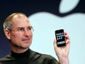 CEO Apple - ông Steve Jobs - trong lễ ra mắt iPhone đầu tiên vào năm 2007. Ông qua đời năm 2011 do bị ung thư tuyến tuỵ.