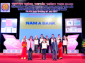 Đại diện Nam A Bank nhận giải thưởng cống hiến “Doanh nghiệp tiêu biểu trong sự nghiệp xây dựng và phát triển đất nước 2017”.