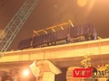 Cẩu lắp thành công toa tàu đường sắt trên cao tuyến Cát Linh - Hà Đông (Ảnh: Quang Minh)