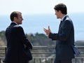 Thủ tướng Canada Justin Trudeau và Tổng Thống Pháp Emmanuel Macron nói chuyện trong khung cảnh thơ mộng của Địa Trung Hải.