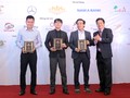 Ông Nguyễn Bình Phương – Phó Tổng Giám đốc Nam A Bank (thứ hai từ phải qua) nhận bằng lưu niệm tại giải Golf Đà Lạt Open Championship 2017.