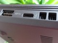 Hình lằn sét nằm bên cạnh cổng USB Type-C cho biết nó có công nghệ Thunderbolt.