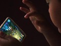 Một em bé đang chơi game online trên thiết bị di động - Ảnh: VCG/VCG