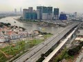 Cầu vượt đường sắt đô thị tuyến Metro số 1 vượt sông Sài Gòn. (Ảnh: An Hiếu/TTXVN)