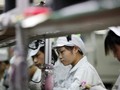 Công nhân làm trong nhà máy Foxconn, đối tác sản xuất iPhone của Apple


