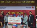 Nữ khách hàng may mắn đến nhận thưởng hơn 131 tỷ đồng. Ảnh Vietlott