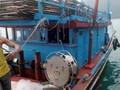 Chiếc tàu cá BĐ 31153 TS bị tàu nước ngoài truy sát . Nguồn Tuổi trẻ