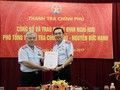Tổng Thanh tra Chính phủ Phan Văn Sáu trao quyết định cho ông Nguyễn Đức Hạnh.