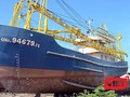 Tàu cá vỏ thép QNa 94679TS của ngư dân Trần Văn Liên phải nằm bờ hơn 1 năm nay vì hư hỏng máy. Ảnh: Xuân Mai