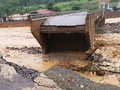 Cầu Nặm Păm trên Quốc lộ 279D bị sập toàn bộ 2 mố cầu, cắt đứt giao thông nối Trung tâm huyện Mường La với các xã dọc sông. Nguồn: Báo Sơn La