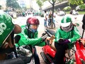 Chạy đủ 10 cuốc, các GrabBike được phát quần áo, mũ bảo hiểm đồng phục. Ảnh: Zing