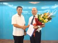 Thay mặt lãnh đạo Bộ, Thứ trưởng Phạm Hồng Hải trao Quyết định và tặng hoa cho tân Chủ tịch Hội đồng thành viên Tổng Công ty Viễn thông Mobifone Nguyễn Mạnh Thắng. Ảnh: Bộ TT&TT