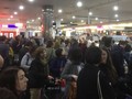 Hành khách chờ hệ thống máy tính phục hồi tại sân bay Melbourne, Australia. Ảnh: Twitter.