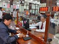 Khách hàng giao dịch tại một ngân hàng ở Q.1, TP.HCM - Ảnh: D.Ph.