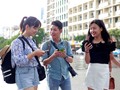 Các bạn trẻ sử dụng wifi miễn phí trên phố đi bộ Nguyễn Huệ. Nguồn Thanh Niên
