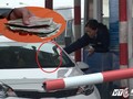 Tài xế dùng tiền lẻ mua vé qua trạm thu phí số 1 quốc lộ 5 sáng 11/12.
​