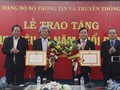 Bộ trưởng Trương Minh Tuấn và Thứ trưởng Phan Tâm trao tặng huy hiệu 30 năm tuổi Đảng cho đồng chí Nguyễn Văn Hùng và đồng chí Trần Anh Tuấn đang sinh hoạt tại Đảng bộ Bộ TT&TT. Ảnh: Xuân Lộc