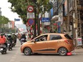 Biển cấm trên đường Láng Hạ không ngăn được các taxi công nghệ hoạt động. VietTimes