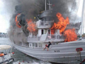 Tàu du lịch cháy dữ dội, nhiều người nhảy xuống biển Hạ Long