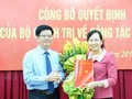 Phó trưởng ban Tổ chức Trung ương Mai Văn Chính trao quyết định điều động của Bộ Chính trị cho bà Lê Thị Thủy
