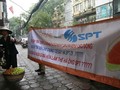 Hình ảnh nhân viên treo biểu ngữ đòi lãnh đạo SPT trả nợ lương, bảo hiểm xã hội, trợ cấp thất nghiệp… cách đây 4 năm