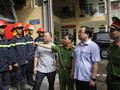 Bí thư Thành uỷ Hà Nội Hoàng Trung Hải (thứ 2 từ phải qua) tới thăm lực lượng cảnh sát PCCC. Ảnh: Võ Hải.