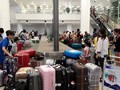 "Tắc nghẽn" khu vực băng chuyền hành lý tại sân bay Nội Bài tối ngày 28/7. Ảnh: C.K.