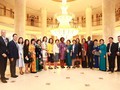 Bà Victoria Kwakwa và Bà Nguyễn Thị Nga chụp ảnh lưu niệm với các đại biểu