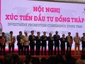 Ông Fung Kai Jin, Phó Tổng giám đốc VPBank cùng lãnh đạo các ngân hàng trao thỏa thuận vay vốn cho các doanh nghiệp