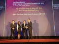 Ông Phạm Quang Đệ, Phó Giám đốc Ngân hàng Điện tử LienVietPostBank (đứng thứ 2 từ bên phải) đại diện cho LienVietPostBank nhận Giải thưởng từ các vị đại diện Tạp chí the Asian Banker