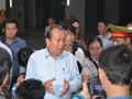 Phó Thủ tướng Trương Hòa Bình chia sẻ những mất mát của người dân tại chung cư Carina - Ảnh: VPG