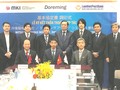 (Hàng ngồi từ trái qua: ông Nguyễn Đình Thắng- Chủ tịch HĐQT LienVietPostBank,
ông Hiromitsu Kuwahara - Tổng Giám đốc Doreming, ông Isao Kohiyama - Tổng Giám đốc MKI)
