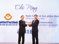 Ông Dương Công Toàn (phải) – Thành viên HĐQT LienVietPostBank đại diện nhận cúp của Ban tổ chức Giải thưởng Ngân hàng Việt Nam tiêu biểu 2018.